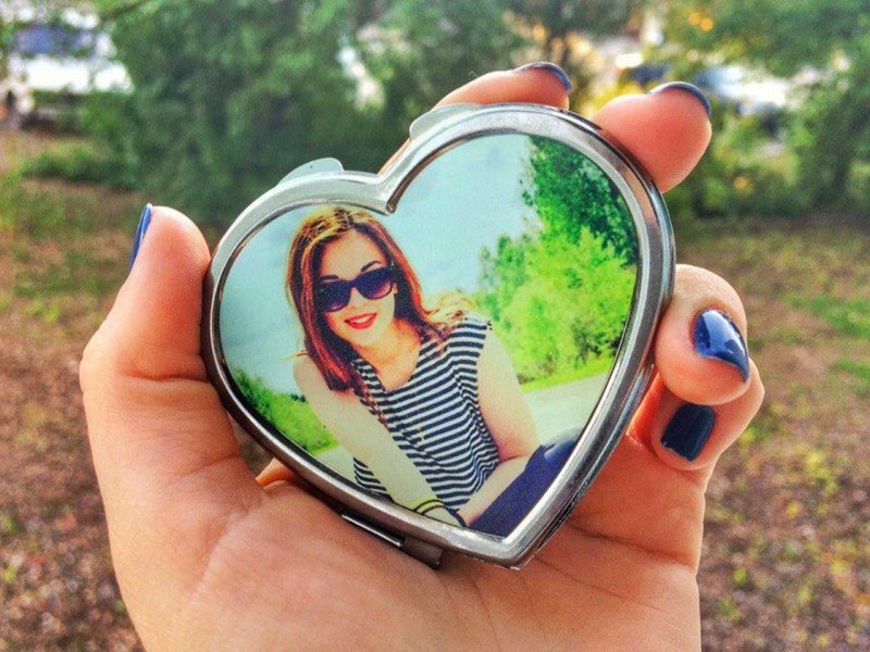 Макияжное зеркальце в форме сердца