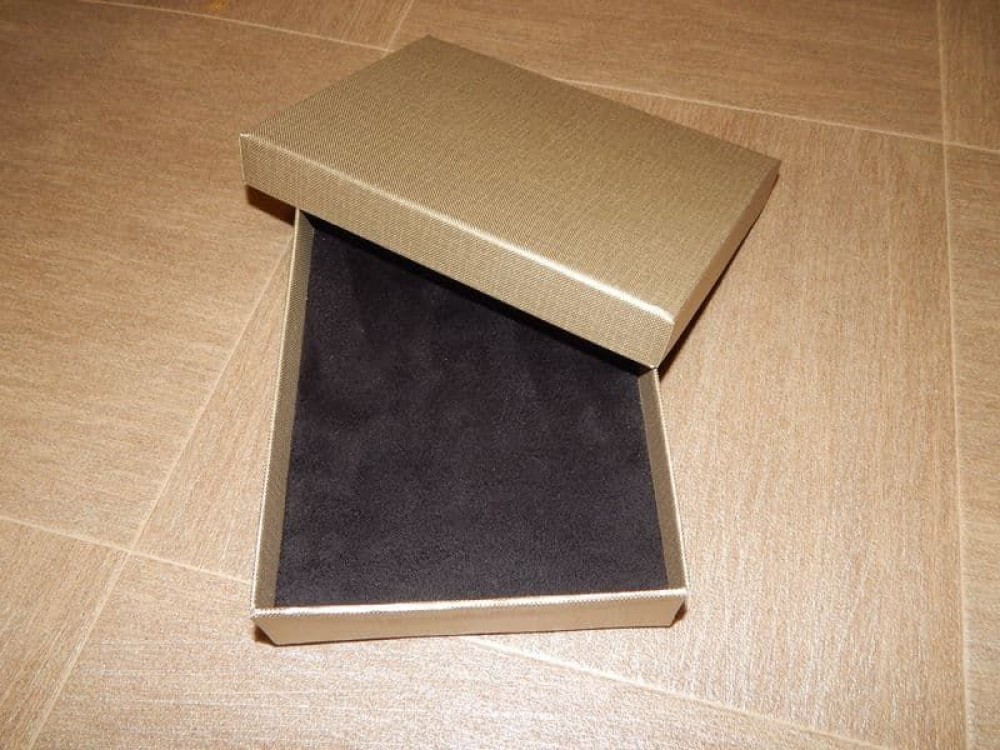 Подарочная упаковка золото с тиснением лен прямоугольная 12*16*3 см