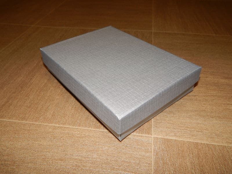 Подарочная упаковка серебро с тиснением лен прямоугольная 12*16*3 см