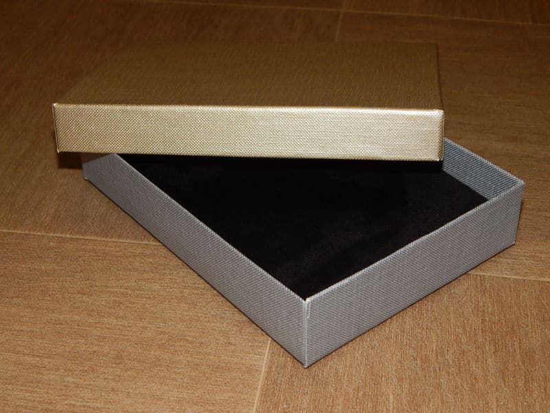Подарочная упаковка серебро-золото с тиснением лен прямоугольная 12*16*3 см